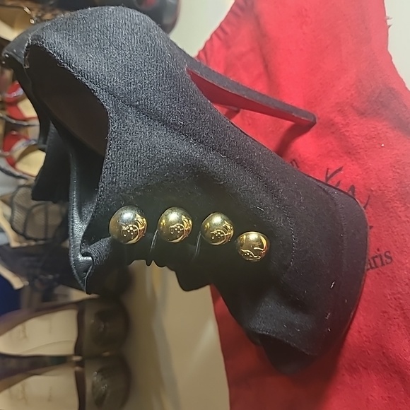 Christian Louboutin - Picture 3 of 8